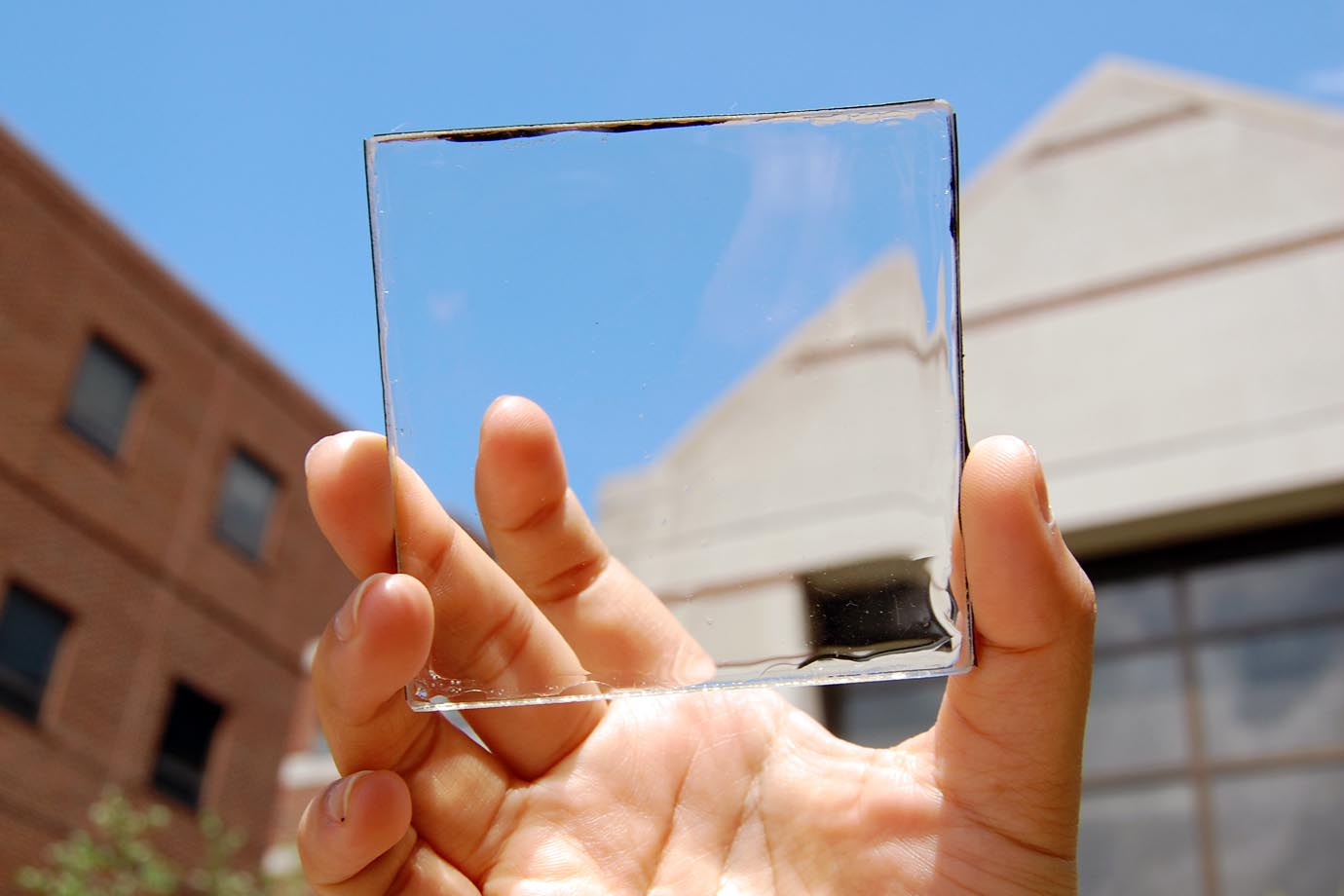 Já ouviu falar dos painéis solares transparentes? 