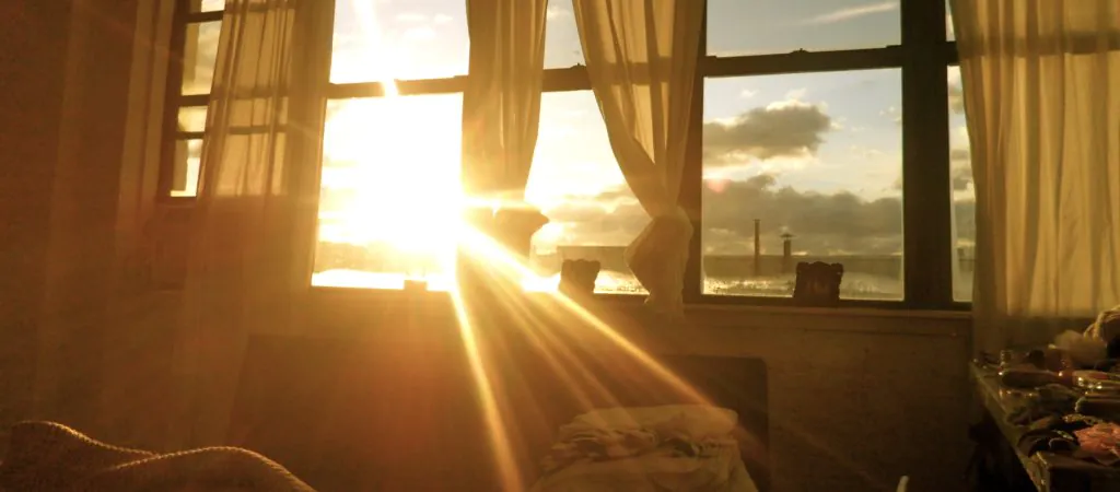 luz-solar-entrando-no-quarto