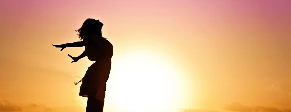 por do sol pessoa braço aberto