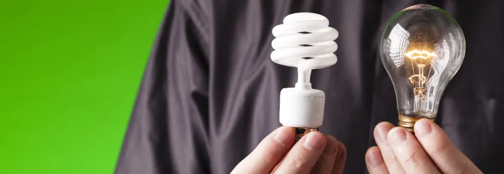 mao-segurando-lampada-led-fluorescente