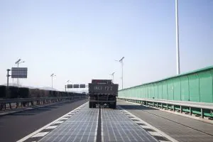 Caminhão na estrada solar em Jinan China