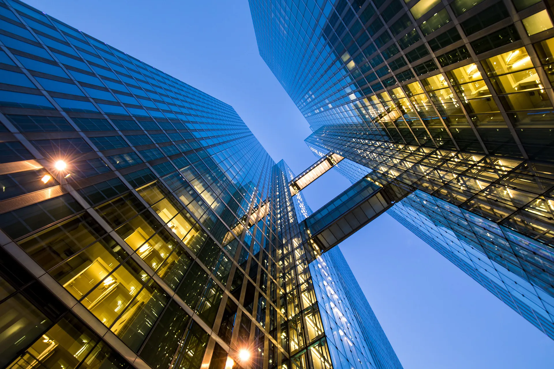 Existe algum limite para o uso de painéis solares em empresas? 