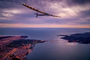 avião movido à energia solar
