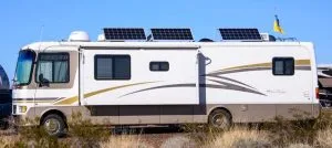 Motorhome com adaptações, com painéis fotovoltaicos.