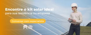 Engenheiro em frente a sistema de energia solar.