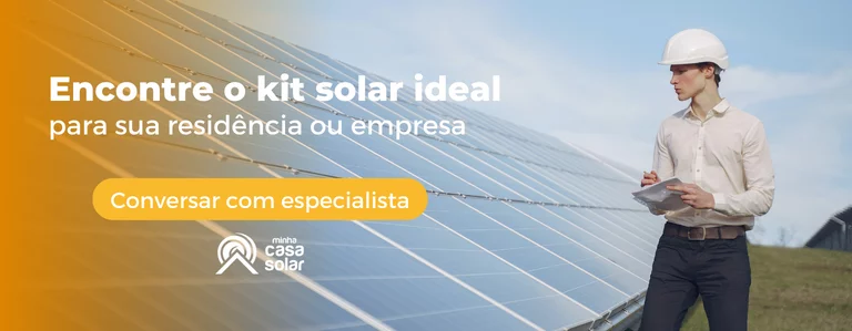 Engenheiro em frente a sistema de energia solar.